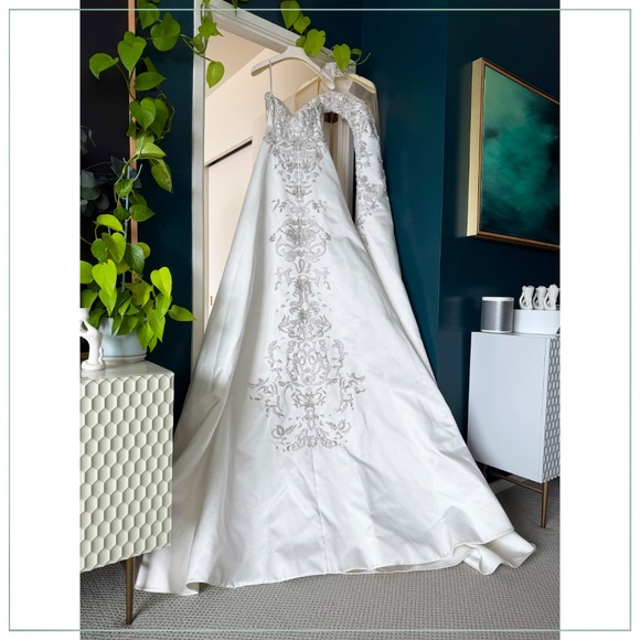 $30,500 Saiid Kobeisy Crystal Beaded Double Satin Runway Bridal Gown and Cape - Picture 10 of 16